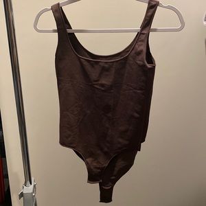 SKIMS ESSENTIAL SCOOP NECK BODYSUIT ESPRESSO L/XL